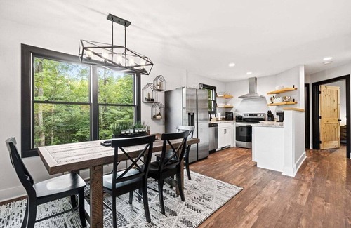 Hendersonville House | Deer Creek Cabin private new home near Hendersonville w/hot tub, fireplace, free Biltmore pass