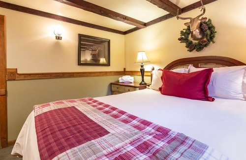 Twin Peaks Hotel | Deer Creek - Two-Bedroom | Three Beds | One Bathroom | Sleeps Five