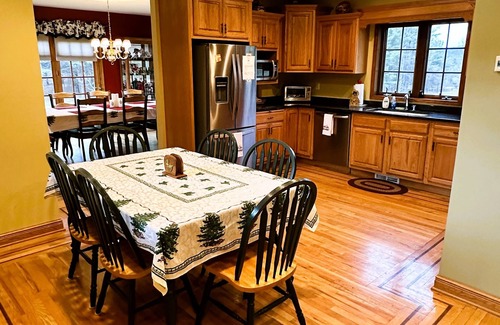 Jay House | Deer Haven Lodge on 16 acres with mountain views and fireplace
