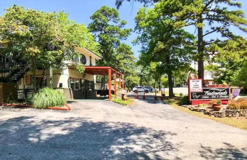 Eureka Springs Historic District Apartment | Deer Hollow Cottage at Tradewinds