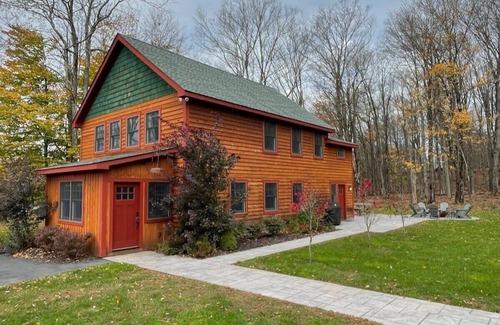Jeffersonville House | Deer Meadows - Country Lodge with Hot Tub
