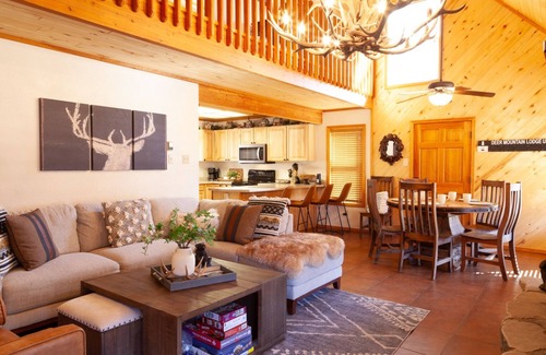 Red River House | Deer Mountain Lodge - High-End Home - In Town - Hot Tub - Free WiFi - Washer/Dry