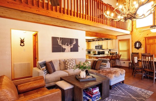 Red River House | Deer Mountain Lodge - High-End Home - In Town - Hot Tub - Free WiFi - Washer/Dry