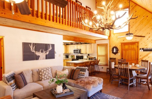 Red River House | Deer Mountain Lodge - High-End Home - In Town - Hot Tub - Free WiFi - Washer/Dry