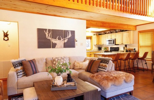 Red River House | Deer Mountain Lodge - High-End Home - In Town - Hot Tub - Free WiFi - Washer/Dry