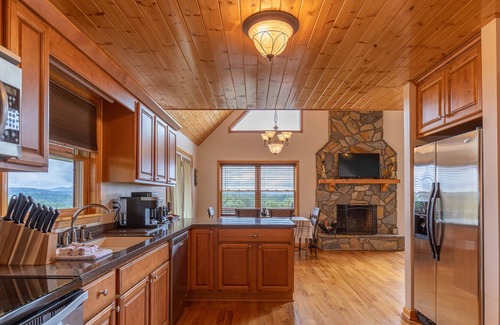 Piney Creek House | Deer Overlook - Year-round mountain views, hot tub, pet friendly, access to the New River!