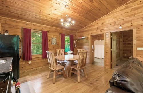 Logan Cabin | Deer Run Cozy 1BR pet-friendly Cabin w/Hot Tub