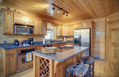Piney Creek Cabin | Deer Run Lodge, Cozy and luxurious Cabin in the woods.