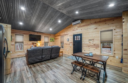 Fort Payne Cabin | Deer Trail-getaway to the woods w/hot tub & fire pit