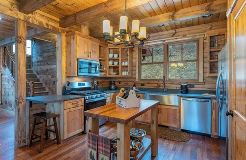 Mars Hill Cabin | Deerfield Cabin | Luxe Views, Fire Pit, Soaking Tubs + Biltmore Pass