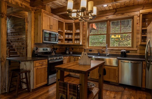 Mars Hill Cabin | Deerfield Cabin | Luxe Views, Fire Pit, Soaking Tubs + Biltmore Pass