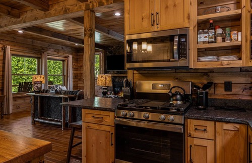 Mars Hill Cabin | Deerfield Cabin | Luxe Views, Fire Pit, Soaking Tubs + Biltmore Pass