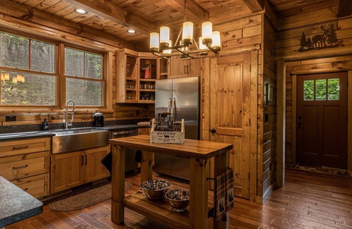 Mars Hill Cabin | Deerfield Cabin | Luxe Views, Fire Pit, Soaking Tubs + Biltmore Pass
