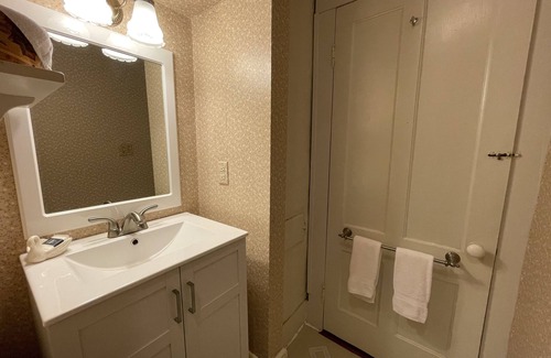 West Dover Bed & Breakfast | Deerfield Valley Inn - Deluxe Room with Fireplace Room 5