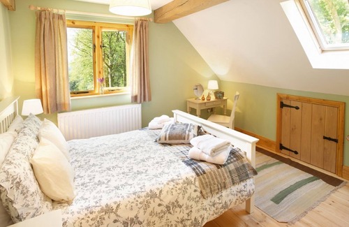 Ashby-de-la-Zouch Cabin | Deerpark Lodge sleeps six people and is perfect for a quiet getaway. Dog-friendly.