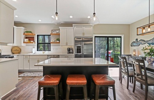 Indian Hills House | Deerpath Hill |Brand New Home |6 Re-Usable Passes to Fontana Beach Included (Less than a Mile Away)