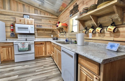 Amity Cabin | Degray Lake Cabin with kayaks available upon request