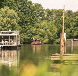 Domitz Boat Rental | Deine schwimmende Auszeit auf dem Wasser - Festlieger Hausboot Tortuga