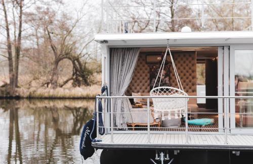 Domitz Boat Rental | Deine schwimmende Auszeit auf dem Wasser - Festlieger Hausboot Tortuga