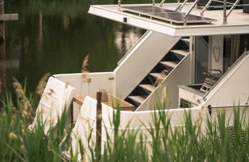 Domitz Boat Rental | Deine schwimmende Auszeit auf dem Wasser - Festlieger Hausboot Tortuga