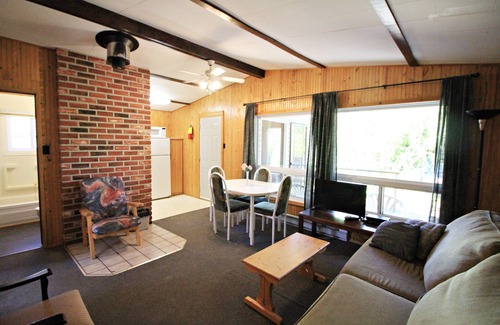 Manitoba Cabin | "Deja Blue" Breezy beachfront bliss!