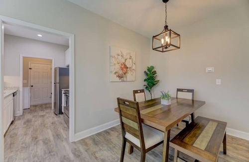 Cayce House | Deja Blue by Heartwood | 10 Mins to Downtown
