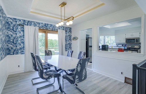Millard House | Deja Blue In ♥ Of Omaha ~HOT TUB- 2 King Beds-Park-4BR-Park-Trails-Lake-Eclectic