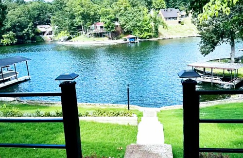 Florence House | "Deja Blue" Lakeview Villa w/Luxe Master Bedroom Views