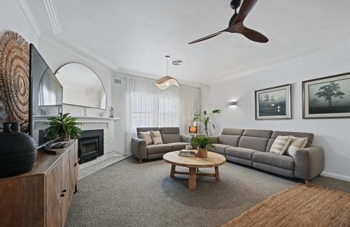 Bathurst House | Dejorja Residence - Central & Chic, Entertains 8