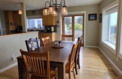 Crescent City North House | del Playa: Luxurious Craftsman Beachfront Home