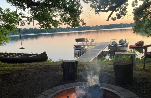 Hayburn Heights Cottage | Delafield Cottage on Lower Nemahbin Lake - Canoe & Kayak Included