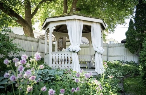 Delafield Apartment | Delafield Darling King Suite + Bonus Queen Downtown & Dreamy