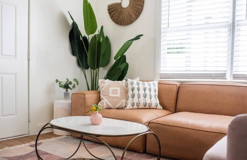 Westside House | Delana Suite | New Prime Downtown Spot!