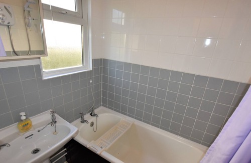 Bryn-crug Ski Chalet | Delightful 2 Bed Family Chalet, Pet Friendly, near Tywyn, sleeps up to 6