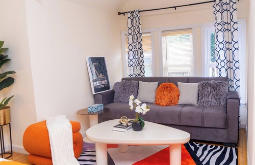 Ampere House | Delightful 2-bedroom house with AC in East Orange