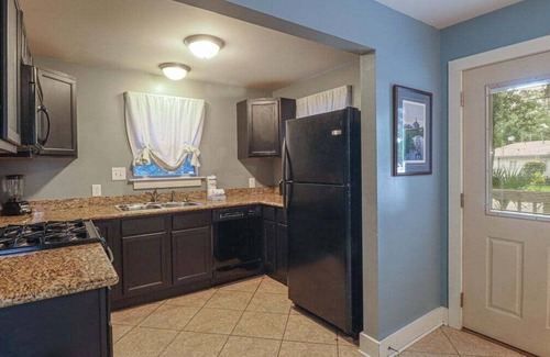 Biloxi House | Delightful 2-bedroom, 1-bath home near Biloxi's scenic Back Bay.