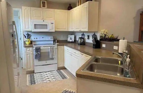Sebring House | Delightful 3Br Home near Red Beach Lake