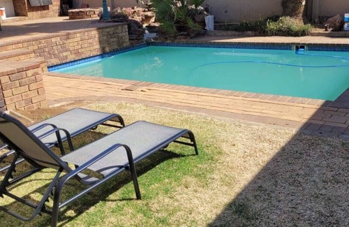 Greater Johannesburg Metropolitan Area House | Delightful 6-bedroom Elianta Villa with WiFi in Johannesburg South