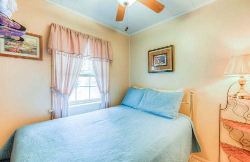 Oakland Cabin | Delightful adventure cabin with firepit, full kitchen, & gas fireplace