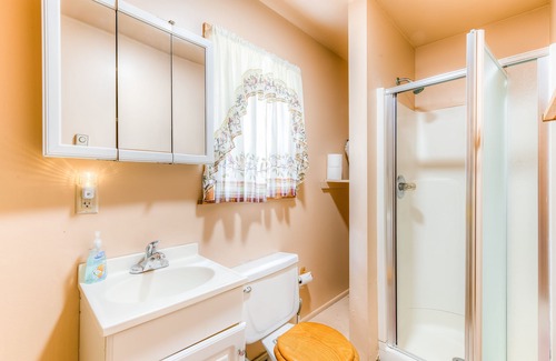 Oakland Cabin | Delightful adventure cabin with firepit, full kitchen, & gas fireplace
