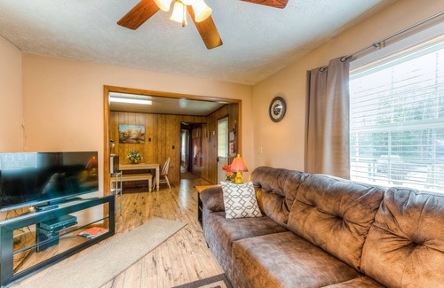 Oakland Cabin | Delightful adventure cabin with firepit, full kitchen, & gas fireplace