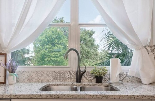 East Ybor House | Delightful and Quaint 3BR/2BA Ybor Bungalow