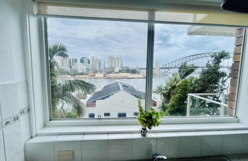 McMahons Point Apartment | Delightful apartment with breathtaking Sydney Harbour views.