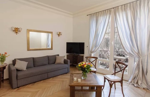 Quartier de l'Ecole-Militaire Apartment | Delightful Apartment With Balcony Close to Eiffel