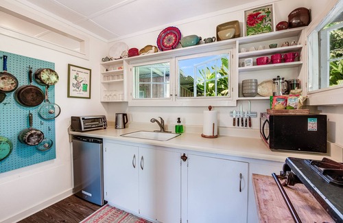 Holualoa Cottage | Delightful Artful Bungalow on Historic Estate Property. Choice Holualoa!