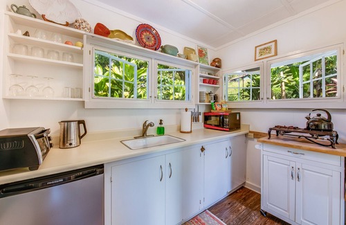 Holualoa Cottage | Delightful Artful Bungalow on Historic Estate Property. Choice Holualoa!