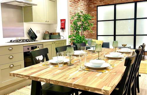 Bournemouth City Centre Apartment | Delightful Beach Breeze 1-bedroom apartment with WiFi & parking in Bournemouth