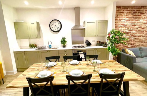 Bournemouth City Centre Apartment | Delightful Beach Breeze 1-bedroom apartment with WiFi & parking in Bournemouth
