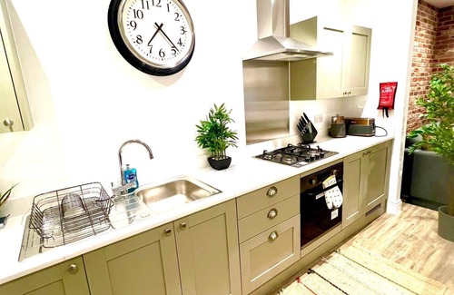 Bournemouth City Centre Apartment | Delightful Beach Breeze 1-bedroom apartment with WiFi & parking in Bournemouth
