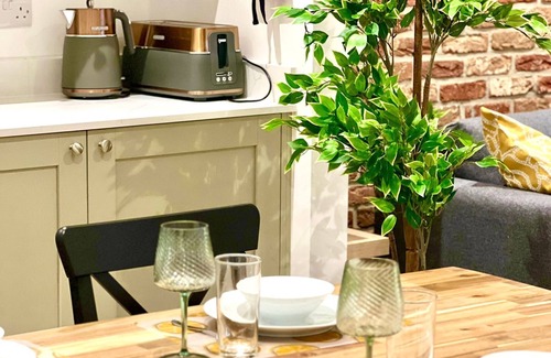 Bournemouth City Centre Apartment | Delightful Beach Breeze 1-bedroom apartment with WiFi & parking in Bournemouth